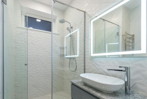 Walk-In Shower vs. Tub: Which Is Right for Your Ottawa Home?