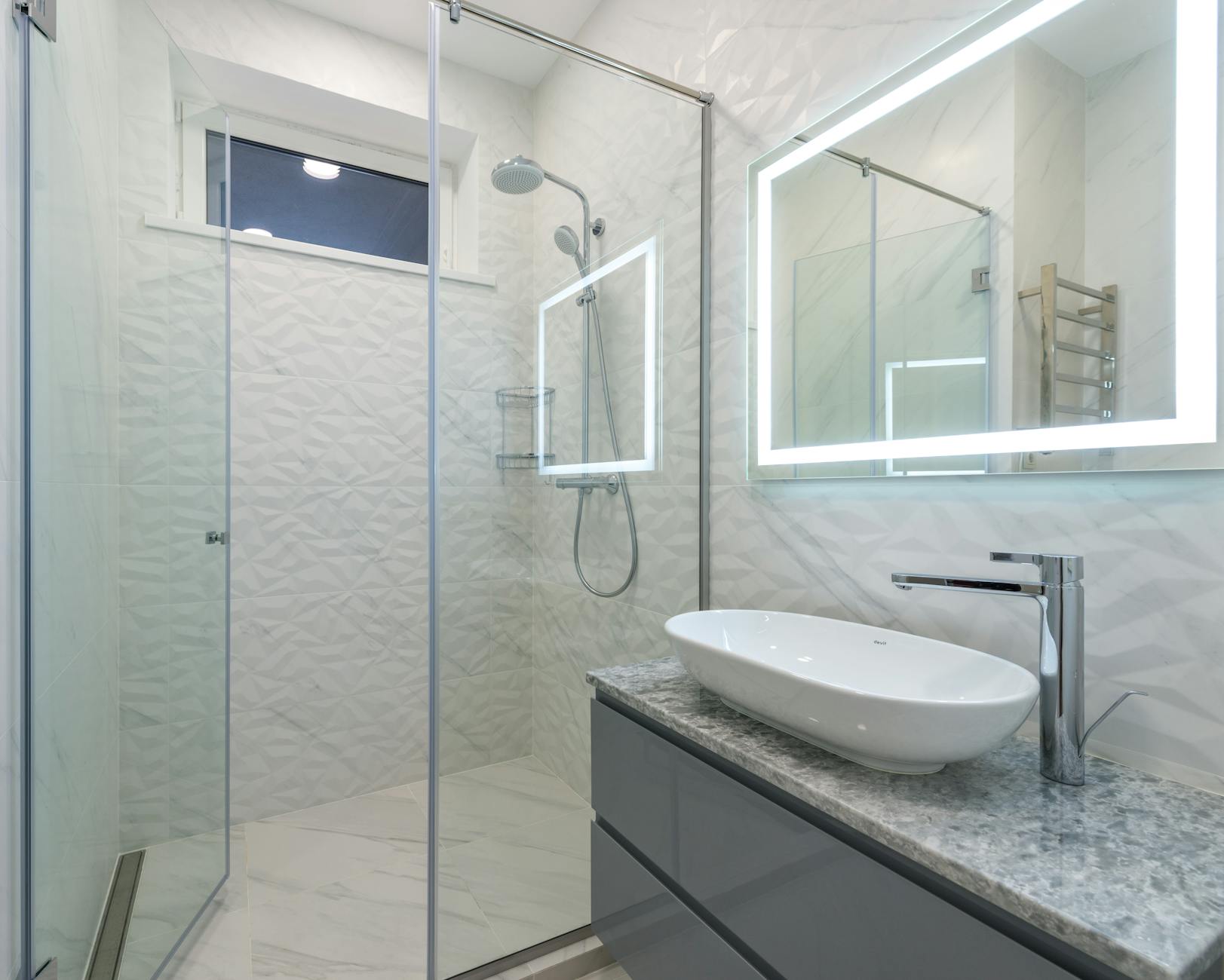 Walk-In Shower vs. Tub: Which Is Right for Your Ottawa Home?